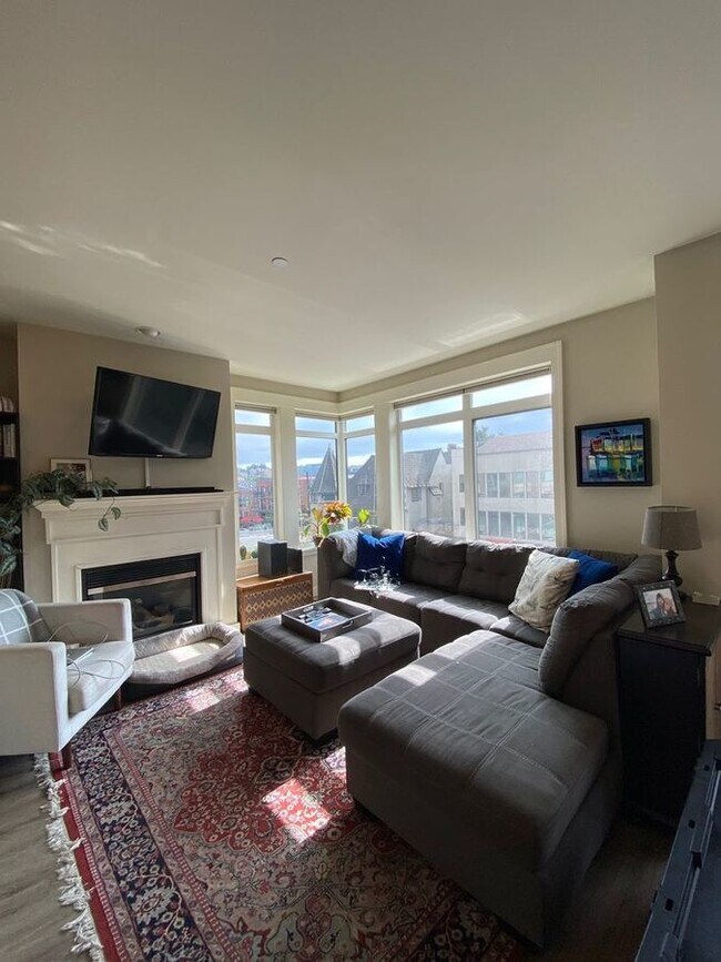 3217 Eastlake Ave E, Unit 306 in Seattle, WA - Building Photo - Building Photo