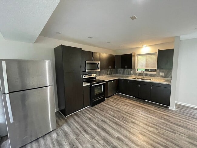 2798 Graybill Rd in Uniontown, OH - Foto de edificio - Building Photo