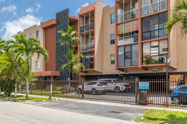 Royal Palmetto Condos in Hialeah, FL - Building Photo - Building Photo