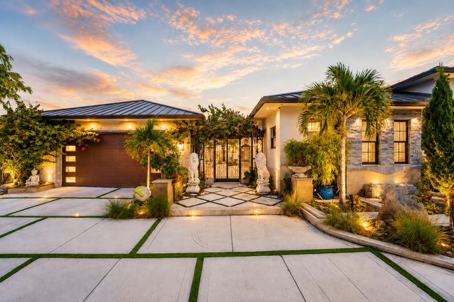 property at 1325 N Mangonia Dr