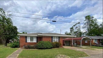 35 Robertson St in Savannah, TN - Building Photo
