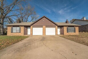 2409-2411 Magnolia St in Rogers, AR - Building Photo