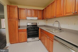 6010 Westchester Park Dr in College Park, MD - Foto de edificio - Building Photo