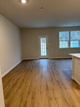 8 Reagan Rd in Runnemede, NJ - Foto de edificio - Building Photo