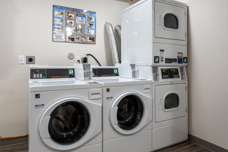 Studio Pointe Apartments in Portland, OR - Building Photo - Interior Photo