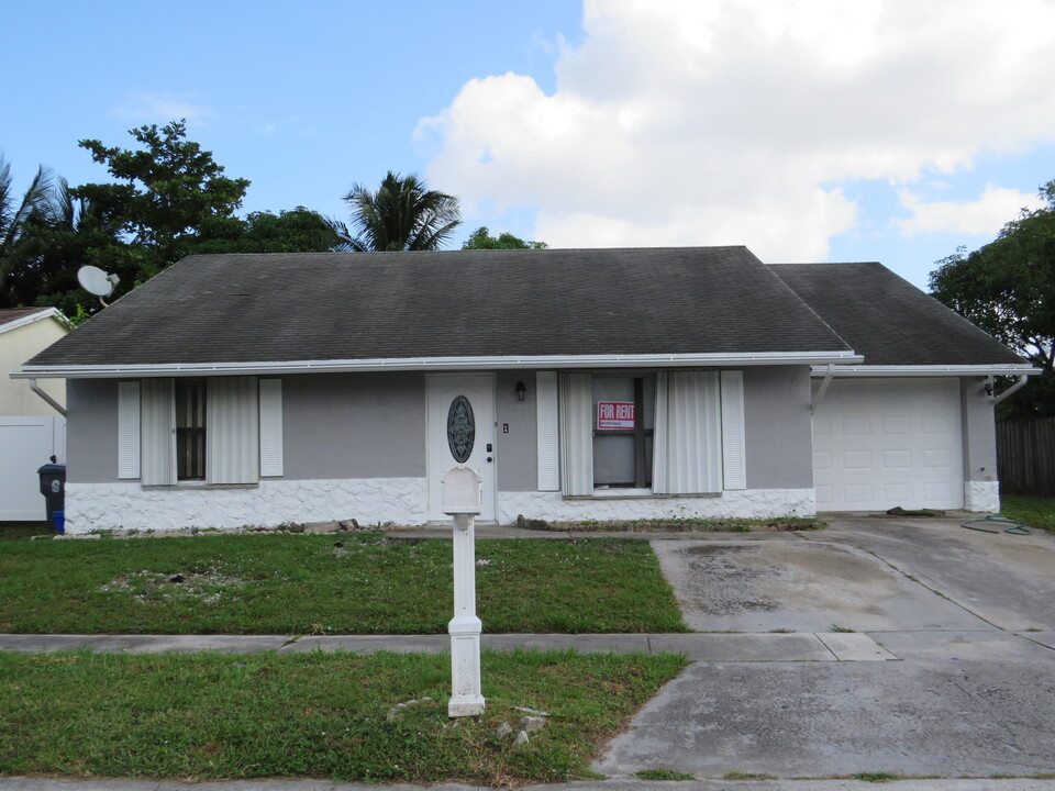 5468 Thurston Ave in Greenacres, FL - Building Photo