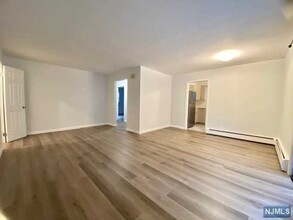 12 Burdette Ct-Unit -4 in Edgewater, NJ - Foto de edificio - Building Photo