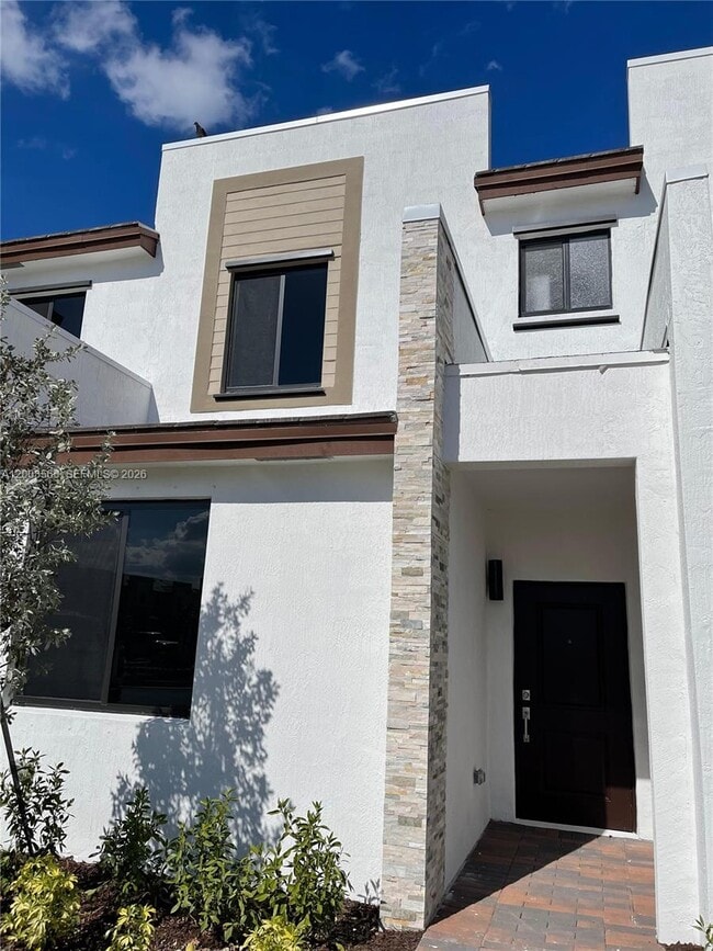 813 NE 211th St in North Miami Beach, FL - Building Photo - Building Photo