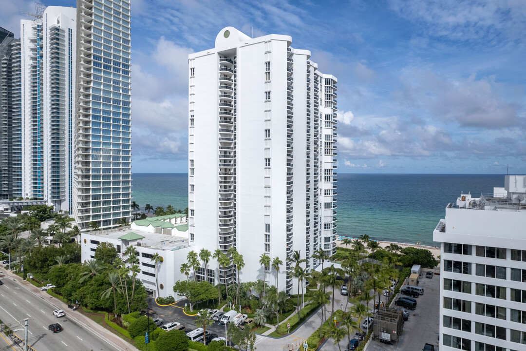 Sands Point in Sunny Isles Beach, FL - Foto de edificio