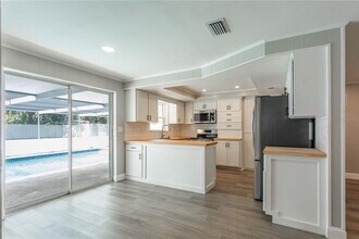2021 Valley Dr in Dunedin, FL - Building Photo - Building Photo