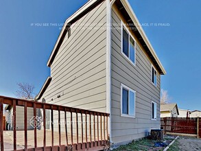 17579 E Temple Dr in Aurora, CO - Foto de edificio - Building Photo