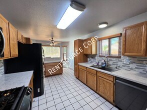 5831 Evergem Ave in Palmdale, CA - Building Photo - Building Photo