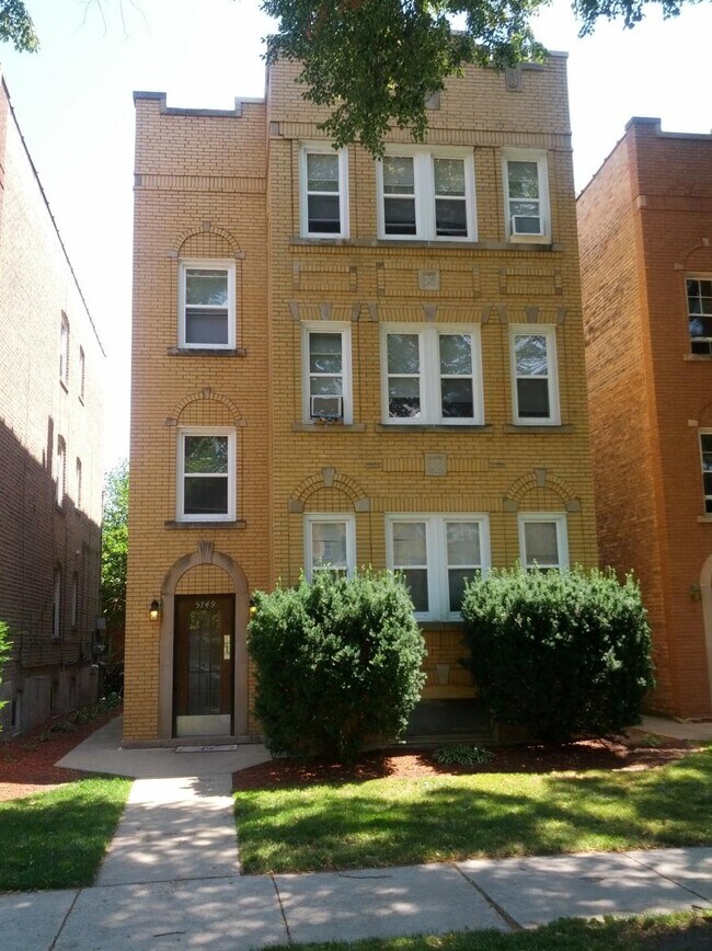 5749 N Rockwell St, Unit 2