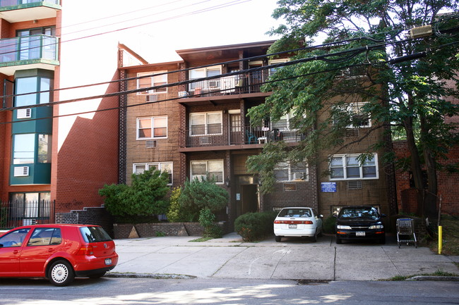 4137 Parsons Blvd in Flushing, NY - Building Photo - Building Photo