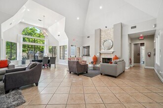 Vistas of Vance Jackson Apartments in San Antonio, TX - Foto de edificio - Building Photo