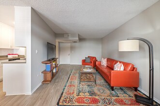 The Highland at Sherman Oaks in Sherman Oaks, CA - Foto de edificio - Building Photo
