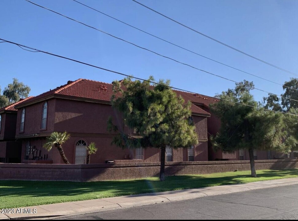 1402 S Jentilly Ln in Tempe, AZ - Building Photo