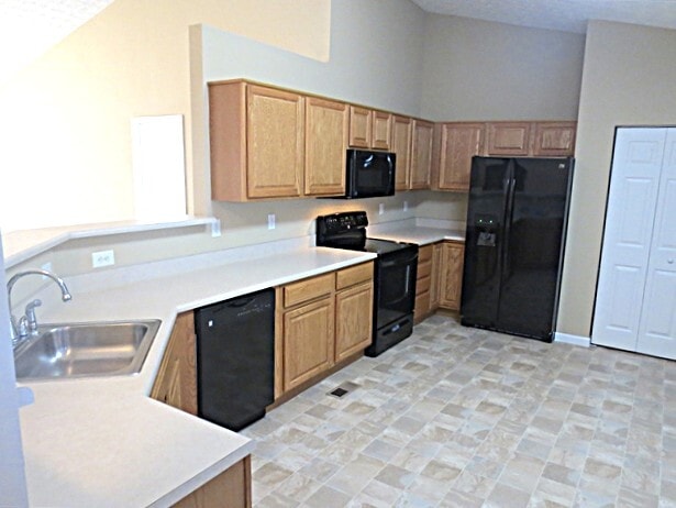 5248 Gobel Dr in Groveport, OH - Foto de edificio - Building Photo