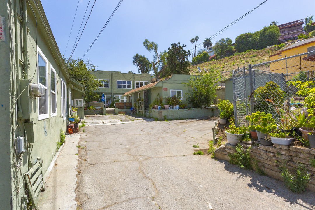 1556 Parmer Ave in Los Angeles, CA - Foto de edificio