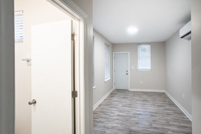 3131 Custer St photo'