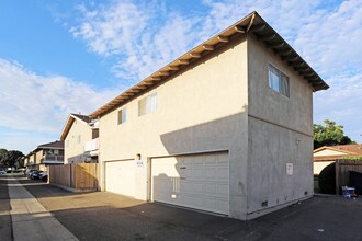 16542 Kellog Cor in Huntington Beach, CA - Foto de edificio - Building Photo