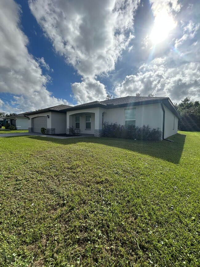 126 NE 4th St in Cape Coral, FL - Building Photo - Building Photo