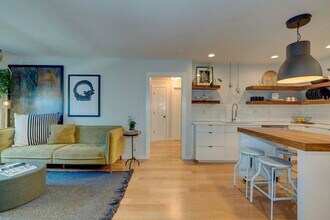 2057 Middle St in Sullivans Island, SC - Building Photo - Building Photo