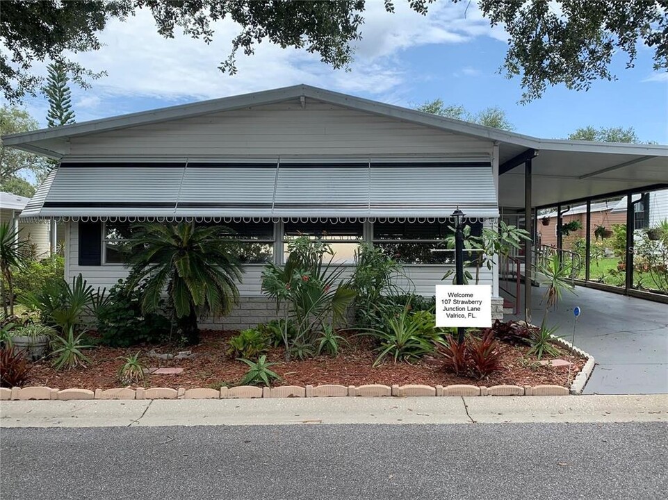 107 Strawberry Jct Ln in Valrico, FL - Building Photo