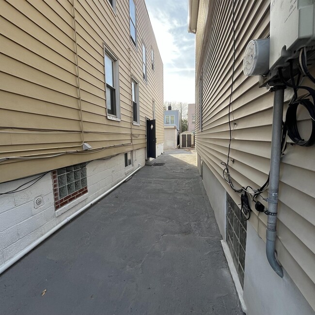 193 Pearsall Ave in Jersey City, NJ - Building Photo - Building Photo