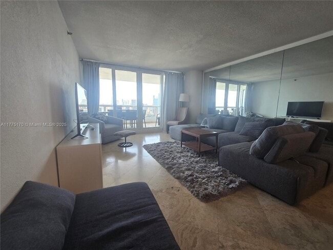 1717 N Bayshore Dr in Miami, FL - Building Photo - Building Photo