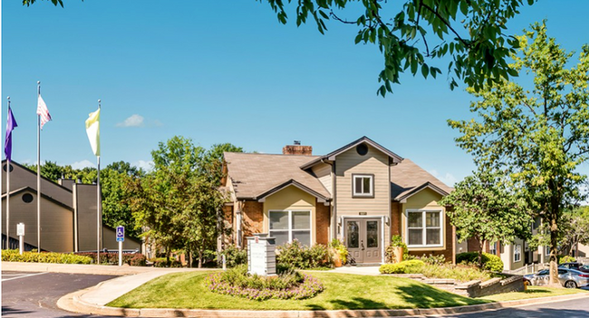 Westchase Apartments in Creve Coeur, MO - Foto de edificio - Building Photo