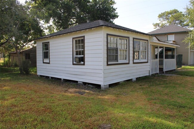 221 S 8th St in La Porte, TX - Foto de edificio - Building Photo