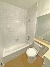 1321 N Vista St, Unit 205 in Los Angeles, CA - Foto de edificio - Building Photo