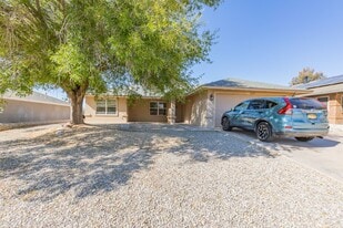 Beautiful Home W/Solar Panels in Alamogordo, NM - Building Photo