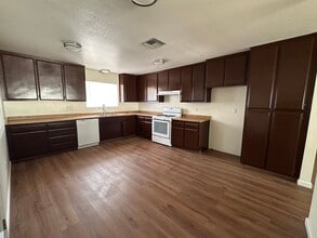 57381 Warren Way in Yucca Valley, CA - Building Photo - Building Photo