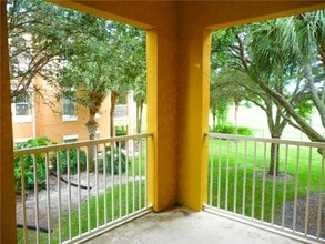 5045 Fairways Cir in Vero Beach, FL - Foto de edificio - Building Photo