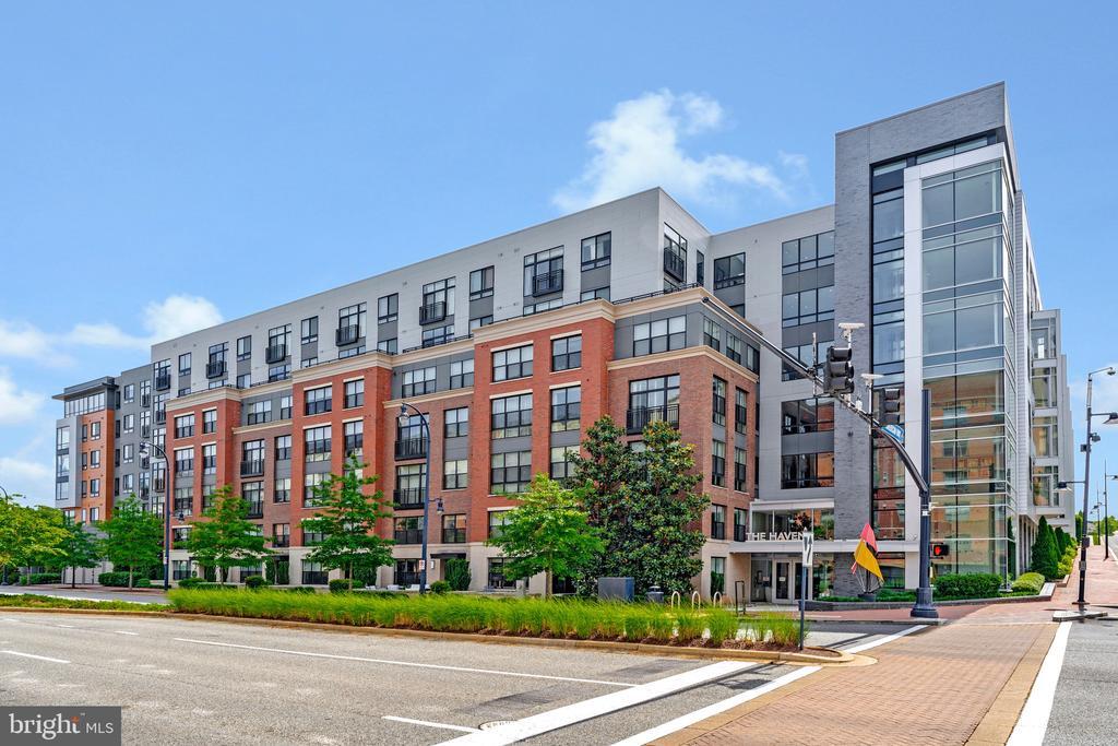 145 Riverhaven Dr in Oxon Hill, MD - Building Photo