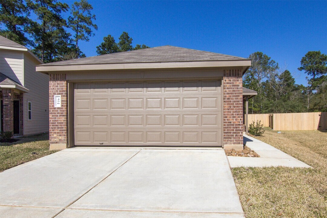 456 Upper Creek Dr in Willis, TX - Foto de edificio