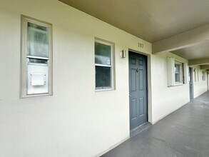 8001 Fairview Dr in Tamarac, FL - Foto de edificio - Building Photo