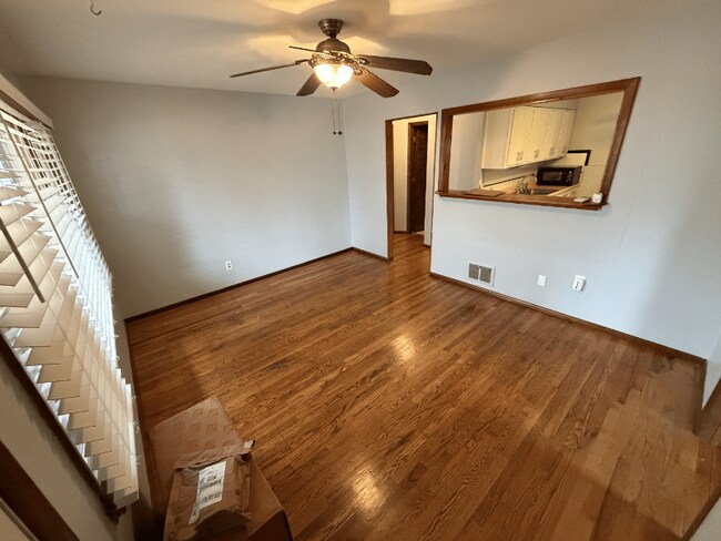 144 Flora Dr in St. Louis, MO - Building Photo - Building Photo