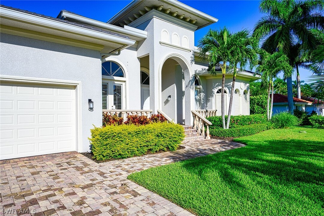 626 Park Shore Dr in Naples, FL - Building Photo