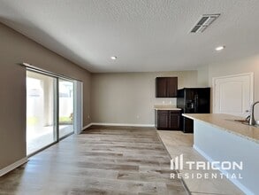 935 Summer Glen Dr in Winter Haven, FL - Foto de edificio - Building Photo