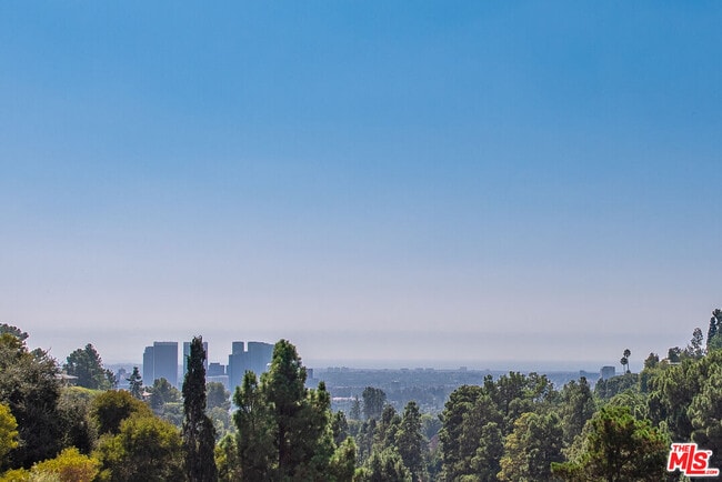 1591 Lindacrest Dr in Beverly Hills, CA - Building Photo - Building Photo