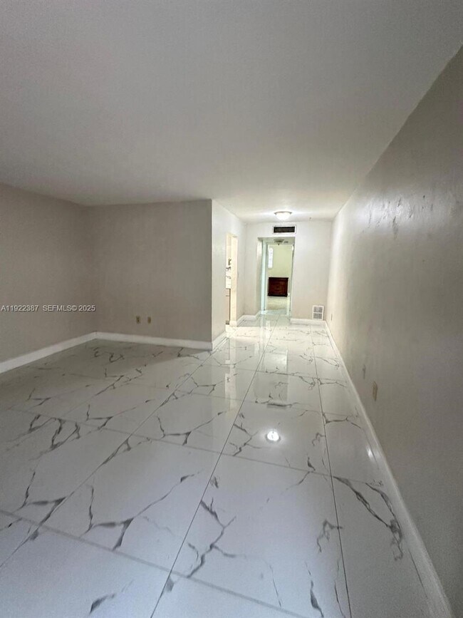 4655 Palm Ave in Hialeah, FL - Building Photo - Building Photo