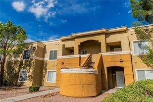 8070 W Russell Rd in Las Vegas, NV - Building Photo