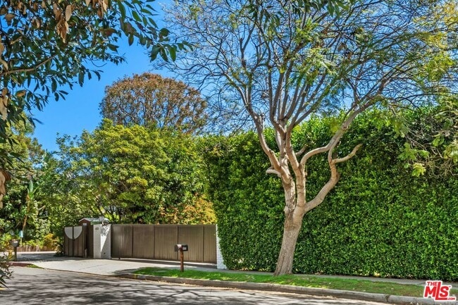 400 Chautauqua Blvd in Los Angeles, CA - Building Photo - Building Photo
