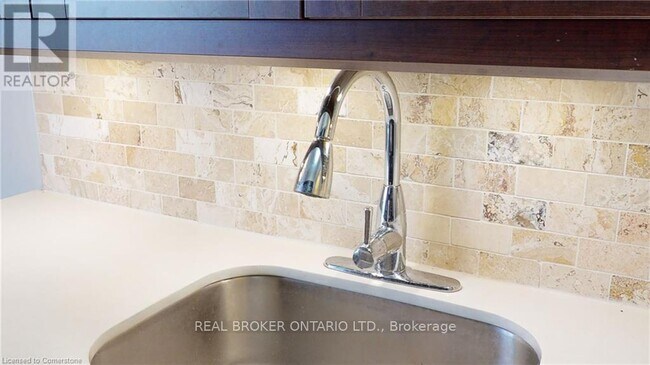 326-326 Hunter St E in Hamilton, ON - Building Photo - Building Photo