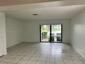 10524 NW 6th St in Pembroke Pines, FL - Building Photo - Building Photo