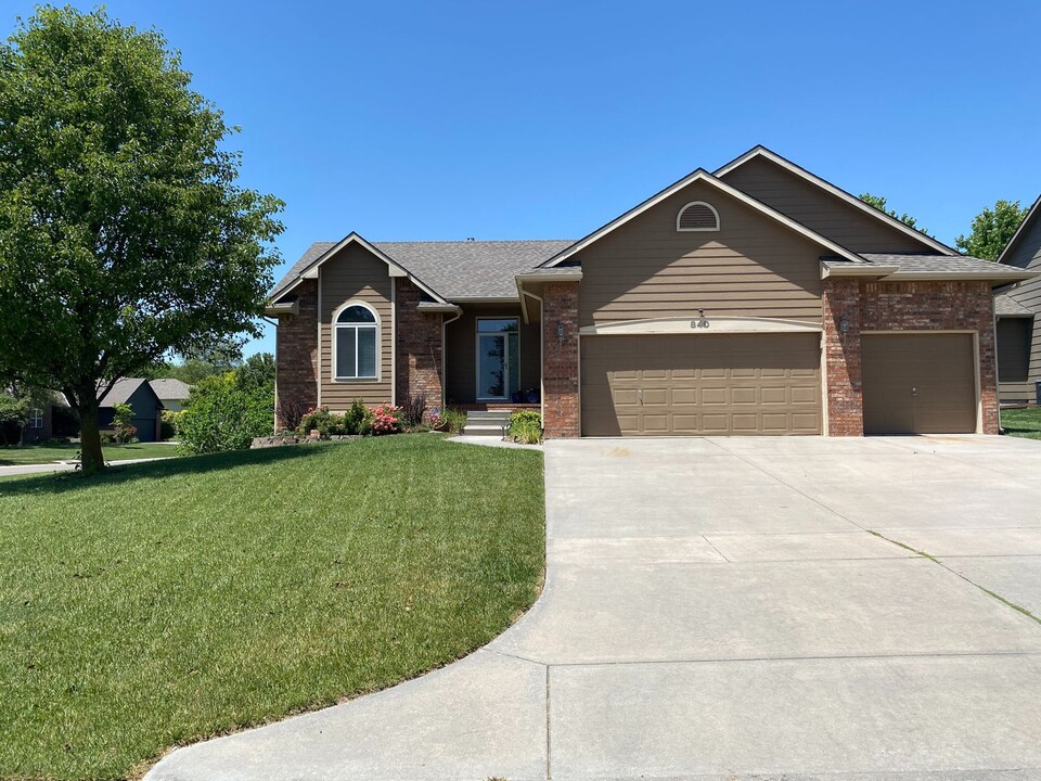 840 N Bedford Ct in Wichita, KS - Building Photo