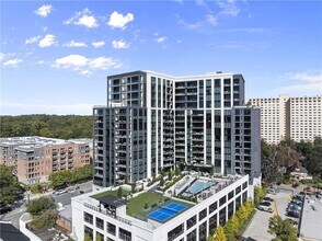 2425 Peachtree Rd NE in Atlanta, GA - Foto de edificio - Building Photo